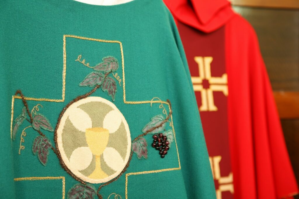 Couleurs et matériaux dans les ensembles de vetements liturgiques — symbolisme et praticité